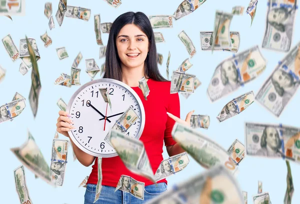 Jovem Menina Bonita Segurando Relógio Sorrindo Feliz Apontando Com Mão — Fotografia de Stock