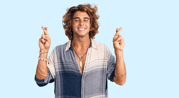 Ung Latinamerikansk Man Klädd Sommar Stil Gestikulerande Finger Korsade Leende — Stockfoto