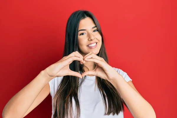 Jonge Brunette Vrouw Draagt Casual Witte Tshirt Rode Achtergrond Glimlachen — Stockfoto