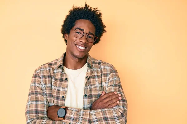 Bonito Homem Americano Africano Com Cabelo Afro Vestindo Roupas Casuais — Fotografia de Stock