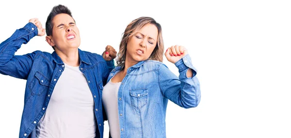 Couple Femmes Portant Des Vêtements Décontractés Étirant Dos Fatigué Détendu — Photo