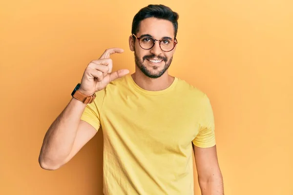 Ung Latinamerikan Man Bär Casual Kläder Och Glasögon Leende Och — Stockfoto