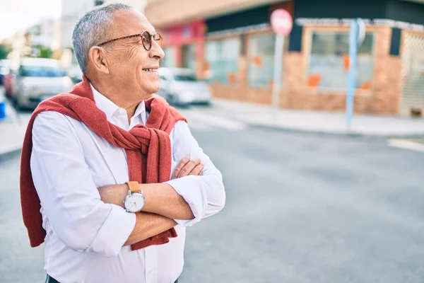 Senior Man Ler Glada Bär Glasögon Promenader Staden — Stockfoto