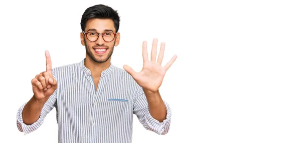 Junger Gutaussehender Mann Lässiger Kleidung Und Brille Zeigt Mit Finger — Stockfoto