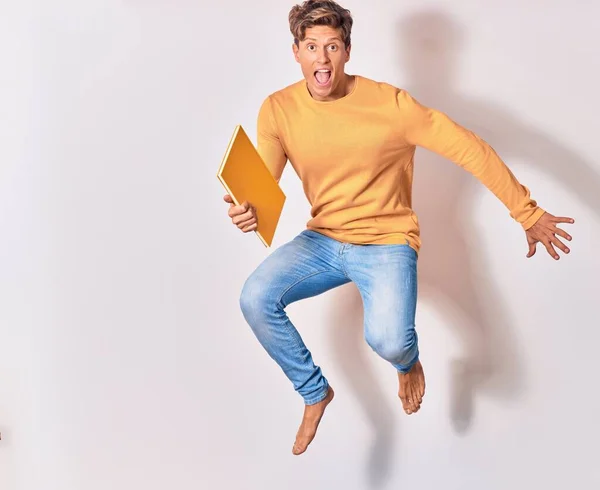 Joven Estudiante Hispano Guapo Sonriendo Feliz Saltando Con Sonrisa Cara —  Fotos de Stock