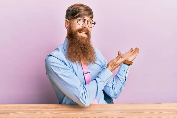 Joven Pelirrojo Irlandés Con Camisa Negocios Corbata Sentado Mesa Invitando —  Fotos de Stock