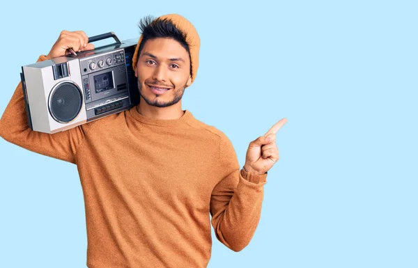Hezký Mladý Latinskoamerický Muž Drží Boombox Poslouchá Veselou Hudbu Úsměvem — Stock fotografie