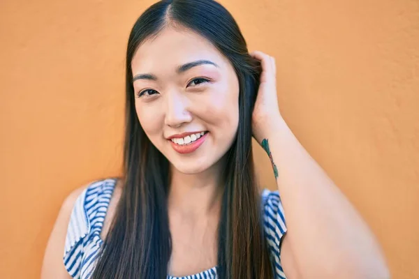 Jeune Femme Chinoise Souriante Heureuse Penchée Sur Mur Rue Ville — Photo