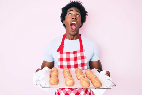 Hombre Afroamericano Guapo Con Cabello Afro Vistiendo Uniforme Panadero Sosteniendo — Foto de Stock