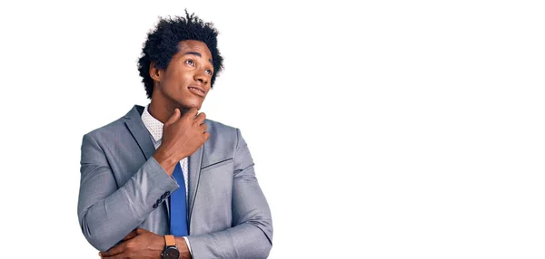 Bonito Homem Afro Americano Com Cabelo Afro Vestindo Jaqueta Negócios — Fotografia de Stock