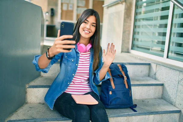 Giovane Studentessa Ispanica Sorridente Felice Facendo Videochiamata Utilizzando Smartphone Presso — Foto Stock