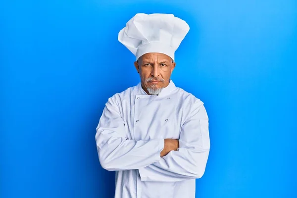Šedovlasý Muž Středního Věku Profesionální Kuchařské Uniformě Klobouku Skeptický Nervózní — Stock fotografie