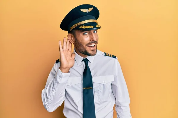 Pohledný Hispánec Uniformě Pilota Letadla Usmívá Rukou Přes Ucho Naslouchá — Stock fotografie