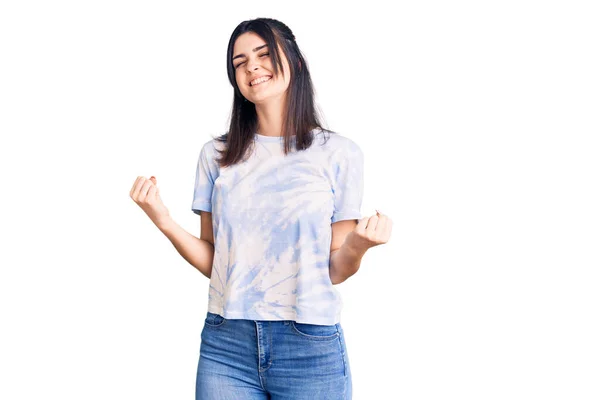 Joven Chica Hermosa Vistiendo Camiseta Casual Muy Feliz Emocionada Haciendo — Foto de Stock