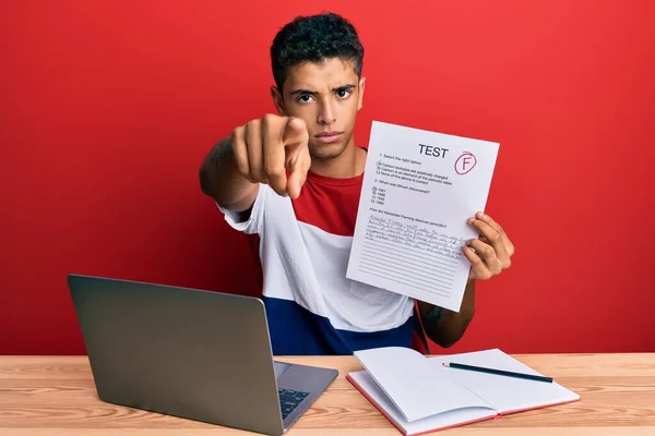 Ung Vacker Afrikansk Amerikansk Man Visar Misslyckad Examen Pekar Med — Stockfoto