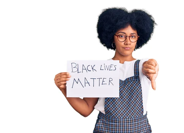 Siyahların Hayatını Elinde Tutan Afrikalı Genç Bir Amerikalı Kız Kızgın — Stok fotoğraf