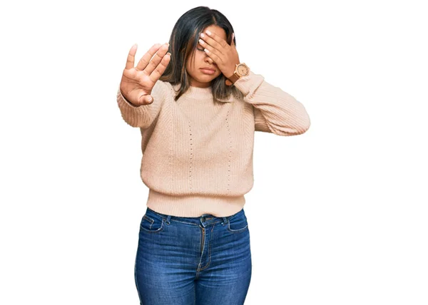 若いラテン語の女の子は 手で目をカバーし 悲しいと恐怖の表現で停止ジェスチャーを行うウールの冬のセーターを着て 恥をかかせ否定的な概念 — ストック写真
