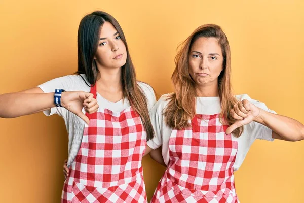 Família Hispânica Mãe Filha Vestindo Uniforme Padeiro Sobre Fundo Amarelo — Fotografia de Stock