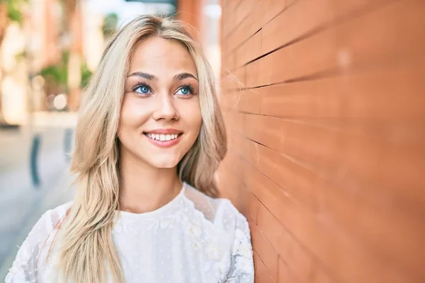 Beyaz Kız Gülümsüyor Şehrin Duvarına Yaslanıyor — Stok fotoğraf