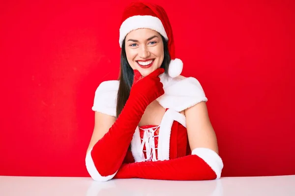 Mulher Caucasiana Jovem Vestindo Traje Papai Noel Olhando Confiante Para — Fotografia de Stock