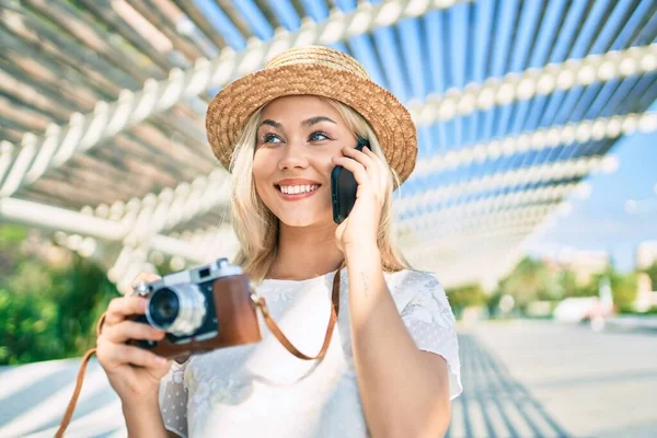Young Caucasian Tourist Girl Talking Smartphone Using Vintage Camera Street — Stock Photo, Image