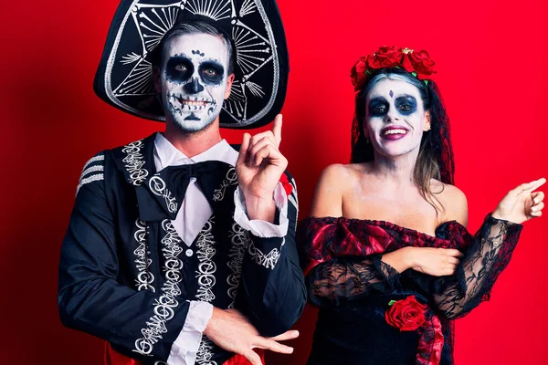 Meksika Ölü Kostümü Giymiş Genç Bir Çift Yüzlerinde Kocaman Bir — Stok fotoğraf