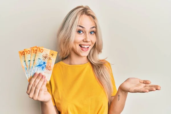Krásná Kavkazské Blondýny Dívka Drží Švýcarských Franků Bankovky Slaví Úspěch — Stock fotografie