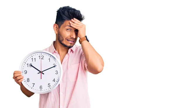 Beau Jeune Homme Latino Américain Tenant Une Grosse Horloge Stressé — Photo