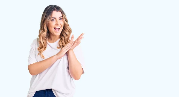 Jovem Caucasiana Vestindo Roupas Casuais Batendo Palmas Aplaudindo Feliz Alegre — Fotografia de Stock