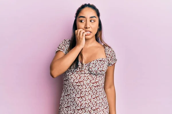 Молодая Латинская Женщина Повседневной Одежде Выглядит Напряженной Нервной Руками Губах — стоковое фото