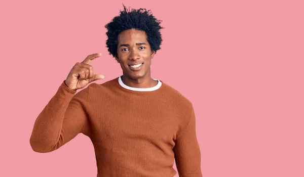 Hombre Afroamericano Guapo Con Pelo Afro Vistiendo Ropa Casual Sonriente — Foto de Stock