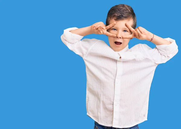 Lindo Niño Rubio Con Camisa Elegante Haciendo Símbolo Paz Con —  Fotos de Stock