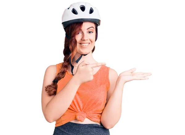 Jovem Mulher Bonita Usando Capacete Bicicleta Espantado Sorrindo Para Câmera — Fotografia de Stock