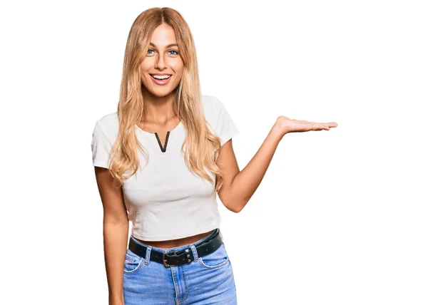 Hermosa Joven Rubia Vistiendo Camiseta Blanca Casual Sonriendo Alegre Presentando — Foto de Stock