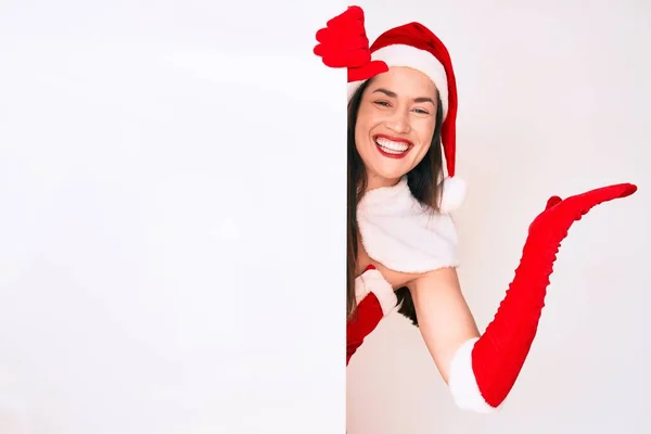 Jovem Mulher Vestindo Traje Papai Noel Segurando Banner Vazio Branco — Fotografia de Stock