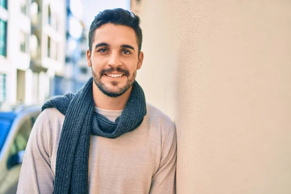 Ung Latinamerikansk Man Ler Glad Bär Halsduk Lutande Väggen Vid — Stockfoto