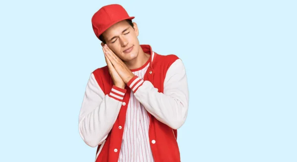 Bonito Homem Caucasiano Vestindo Uniforme Beisebol Dormindo Cansado Sonhando Posando — Fotografia de Stock