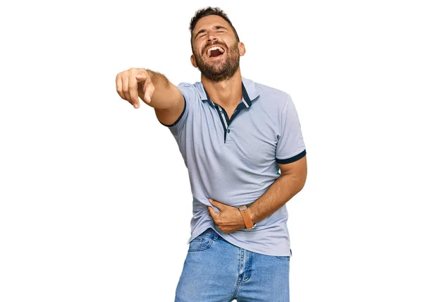 Pohledný Muž Vousy Neformálním Oblečení Smějící Ukazující Prstem Kameru Rukou — Stock fotografie