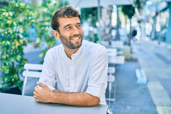 Homem Bonito Com Barba Vestindo Camisa Branca Casual Dia Ensolarado — Fotografia de Stock