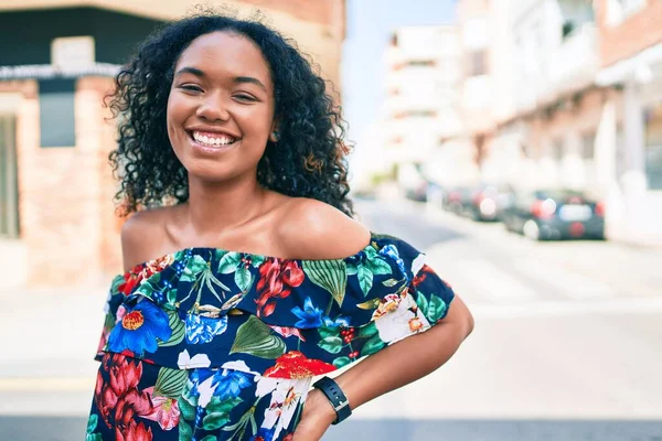 Junge Afrikanisch Amerikanische Frau Mit Lockigem Haar Lächelt Glücklich Freien — Stockfoto