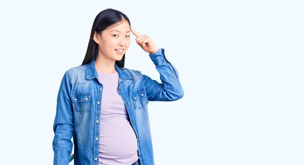 Jovem Mulher Chinesa Bonita Grávida Esperando Bebê Sorrindo Apontando Para — Fotografia de Stock
