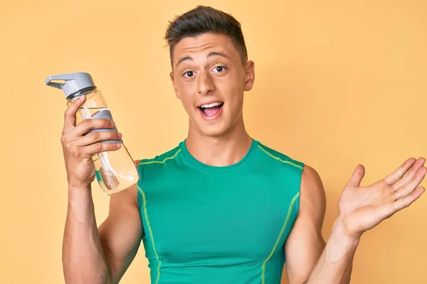 Menino Hispânico Jovem Vestindo Sportswear Segurando Garrafa Água Celebrando Realização — Fotografia de Stock