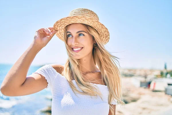 Mladý Blondýny Turista Dívka Usměvavý Šťastný Pohled Straně Chůze Promenádě — Stock fotografie