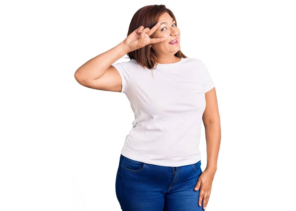 Femme Latine Moyen Âge Portant Shirt Blanc Décontracté Faisant Symbole — Photo