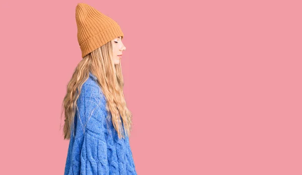 Mooie Blanke Vrouw Met Blond Haar Dragen Wol Trui Winter — Stockfoto