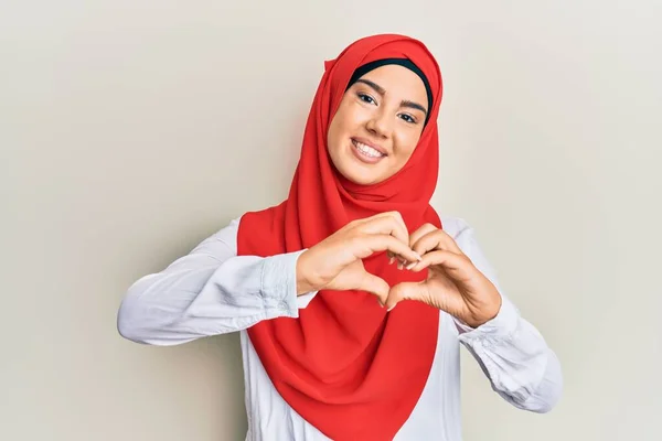 Jovem Bela Menina Hispânica Vestindo Tradicional Lenço Islâmico Hijab Sorrindo — Fotografia de Stock