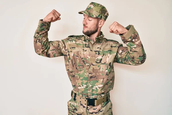 Young Caucasian Man Wearing Camouflage Army Uniform Showing Arms Muscles — Stock Photo, Image