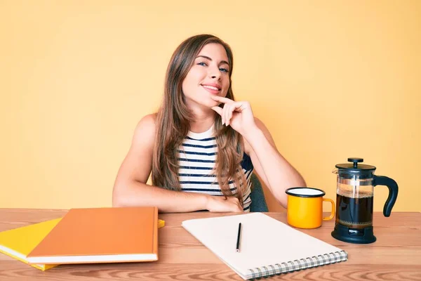 Bella Giovane Donna Caucasica Seduta Sul Tavolo Studiare Università Sorridente — Foto Stock