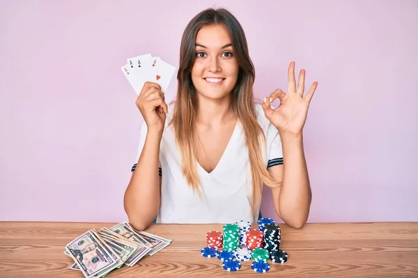 Hermosa Mujer Caucásica Jugando Póquer Sosteniendo Cartas Haciendo Buen Signo —  Fotos de Stock