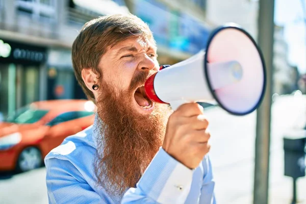 Joven Hombre Negocios Pelirroja Con Expresión Enojo Gritando Usando Megáfono —  Fotos de Stock